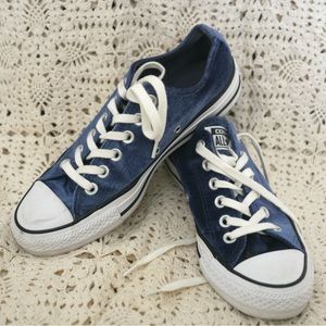 Velvet blue Converse Size 6.5